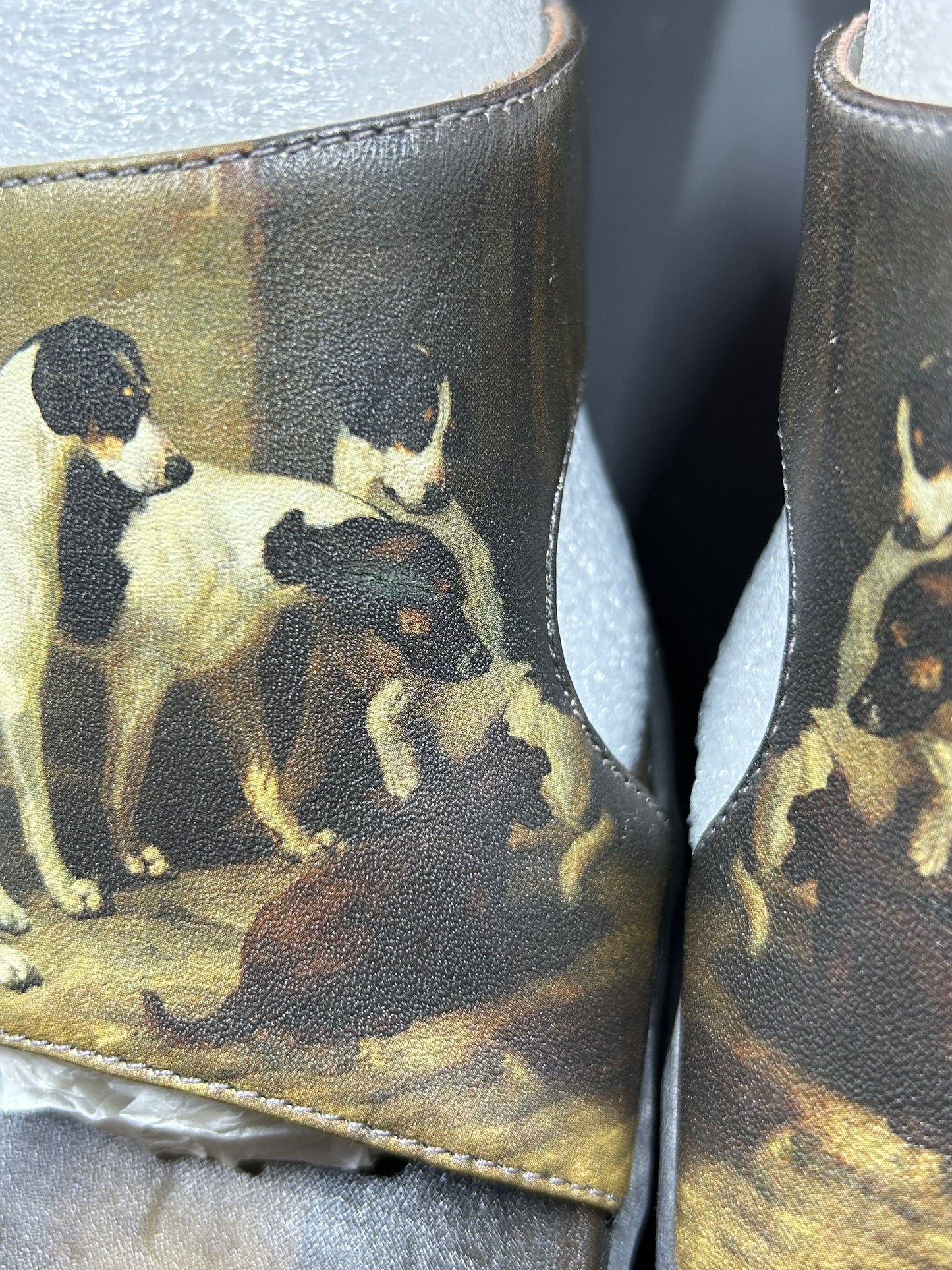 ICON Women’s Wearable Art Puckeridge Foxhounds Dog Print Low Heel Slide Leather Sandals
