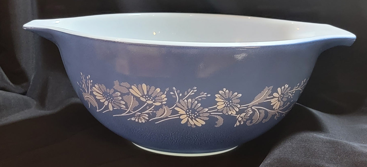 Vintage Pyrex Colonial Bowl Set