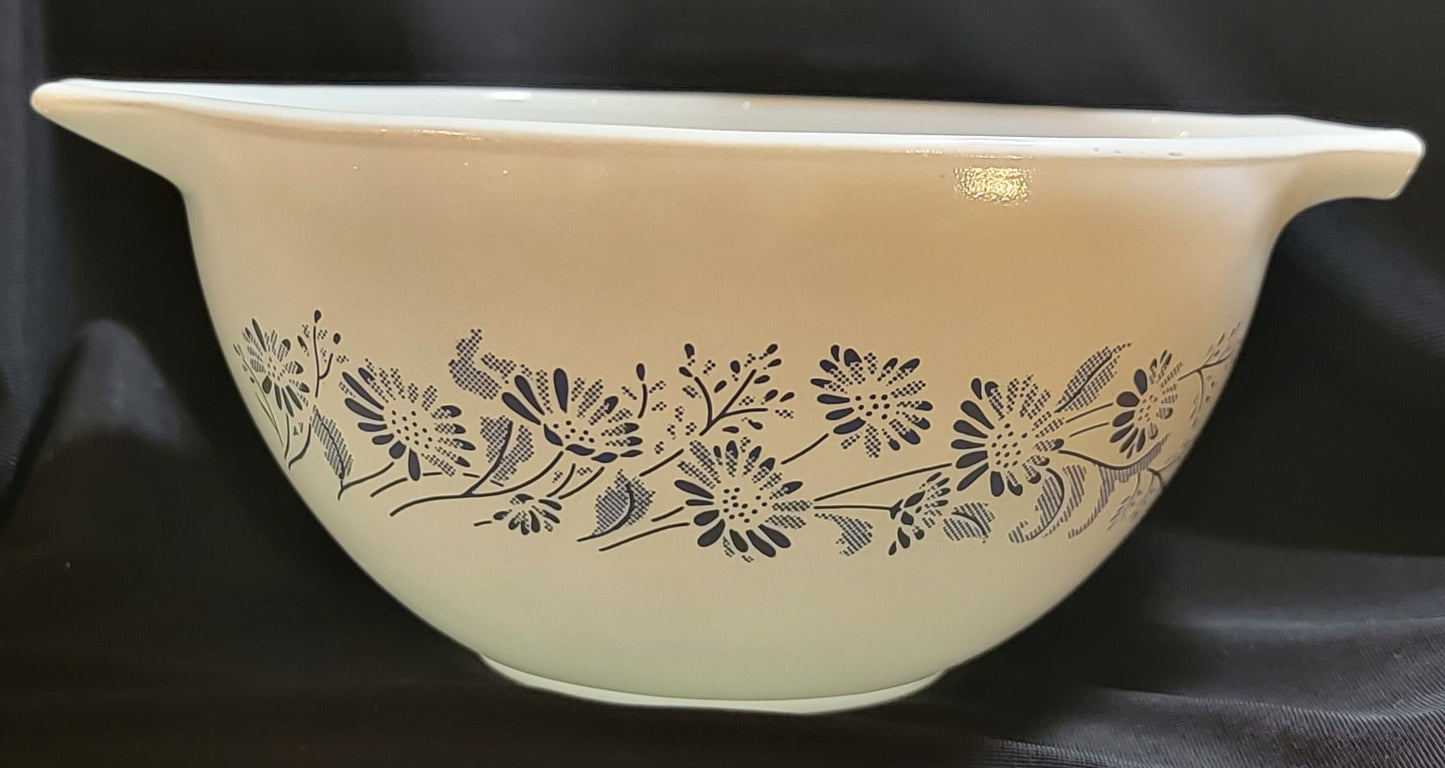 Vintage Pyrex Colonial Bowl Set
