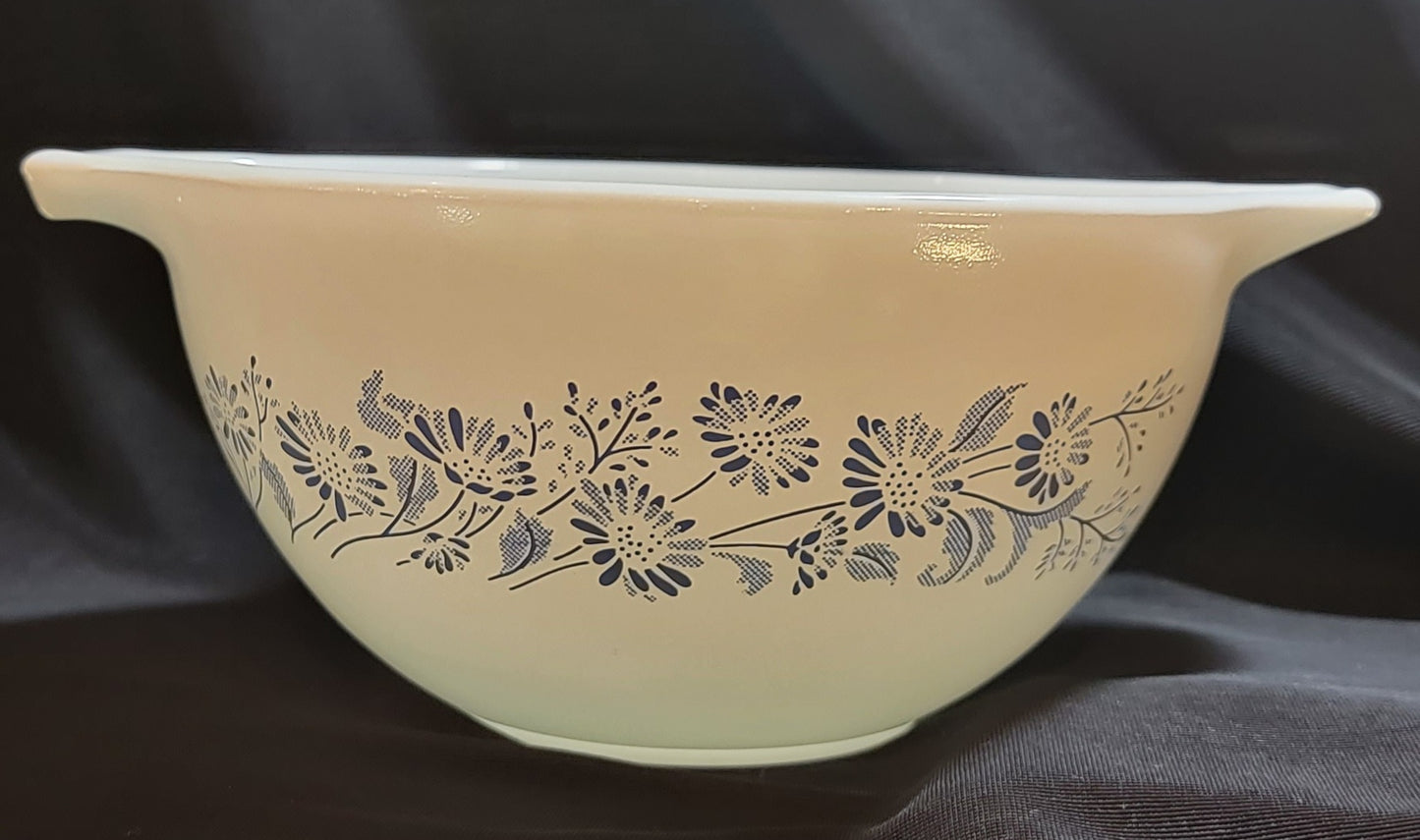 Vintage Pyrex Colonial Bowl Set