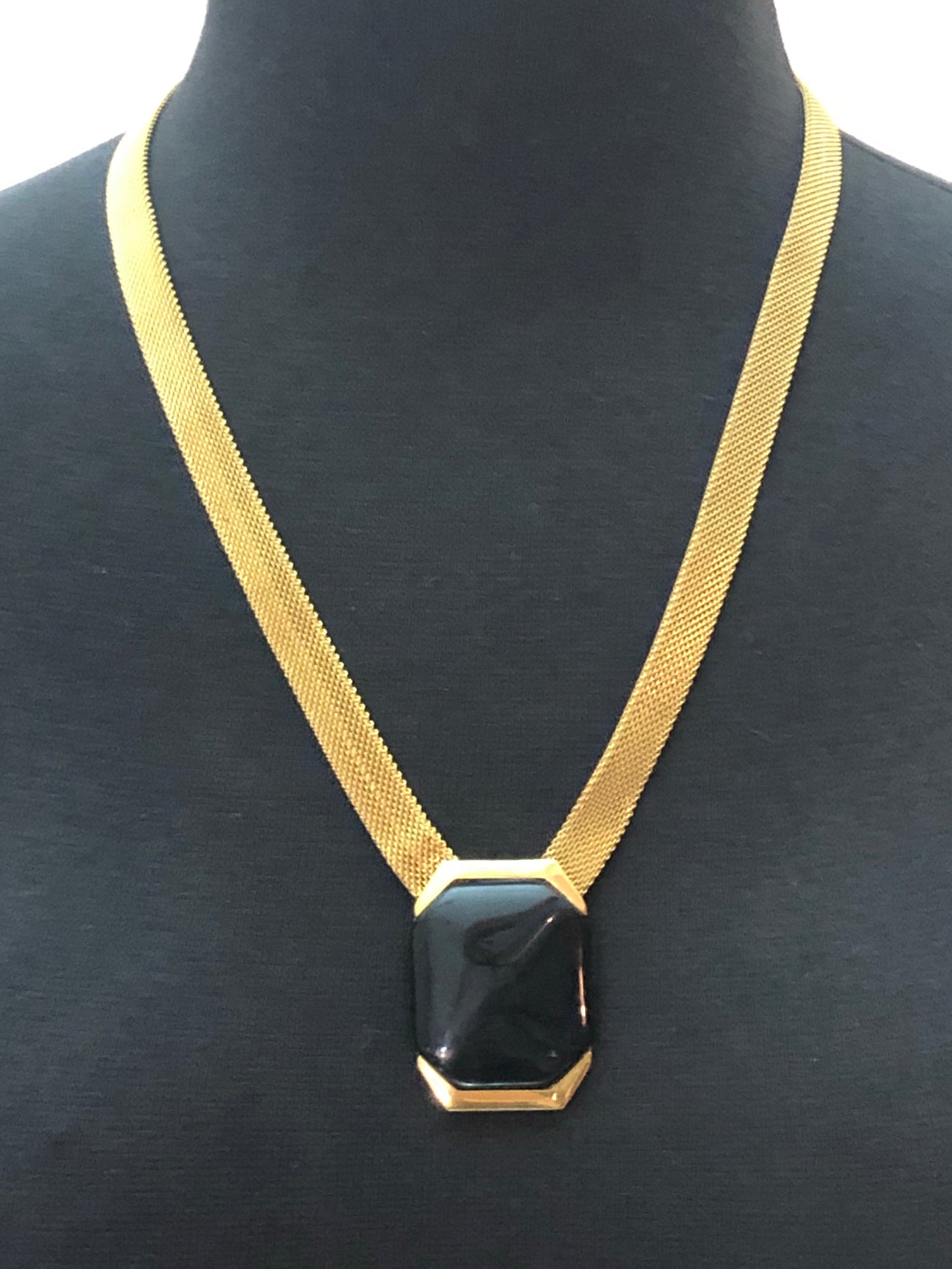 Signed TRIFARI tm Vintage Gold Tone Mesh Chain Onyx Black Retro Necklace