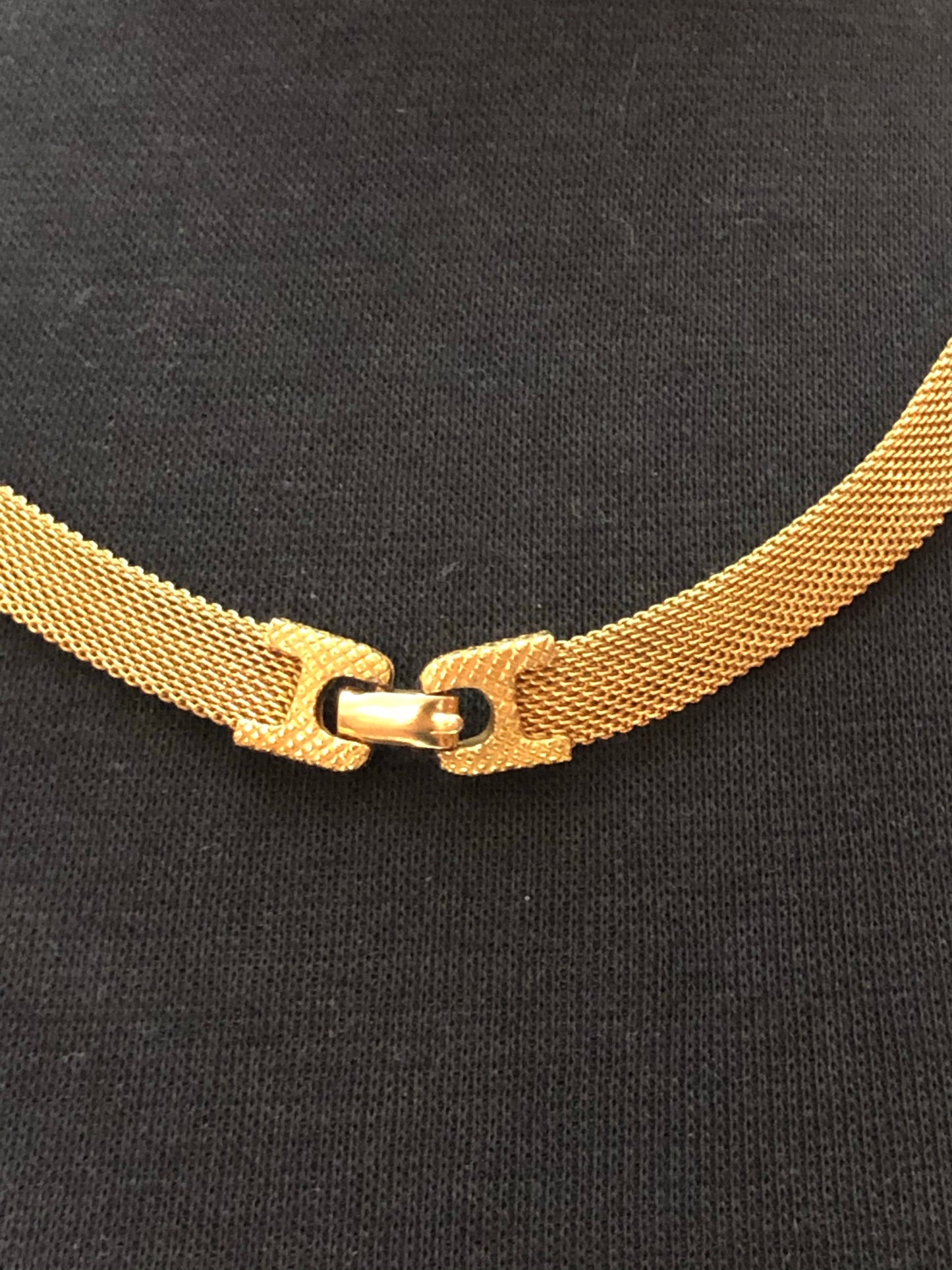 Signed TRIFARI tm Vintage Gold Tone Mesh Chain Onyx Black Retro Necklace