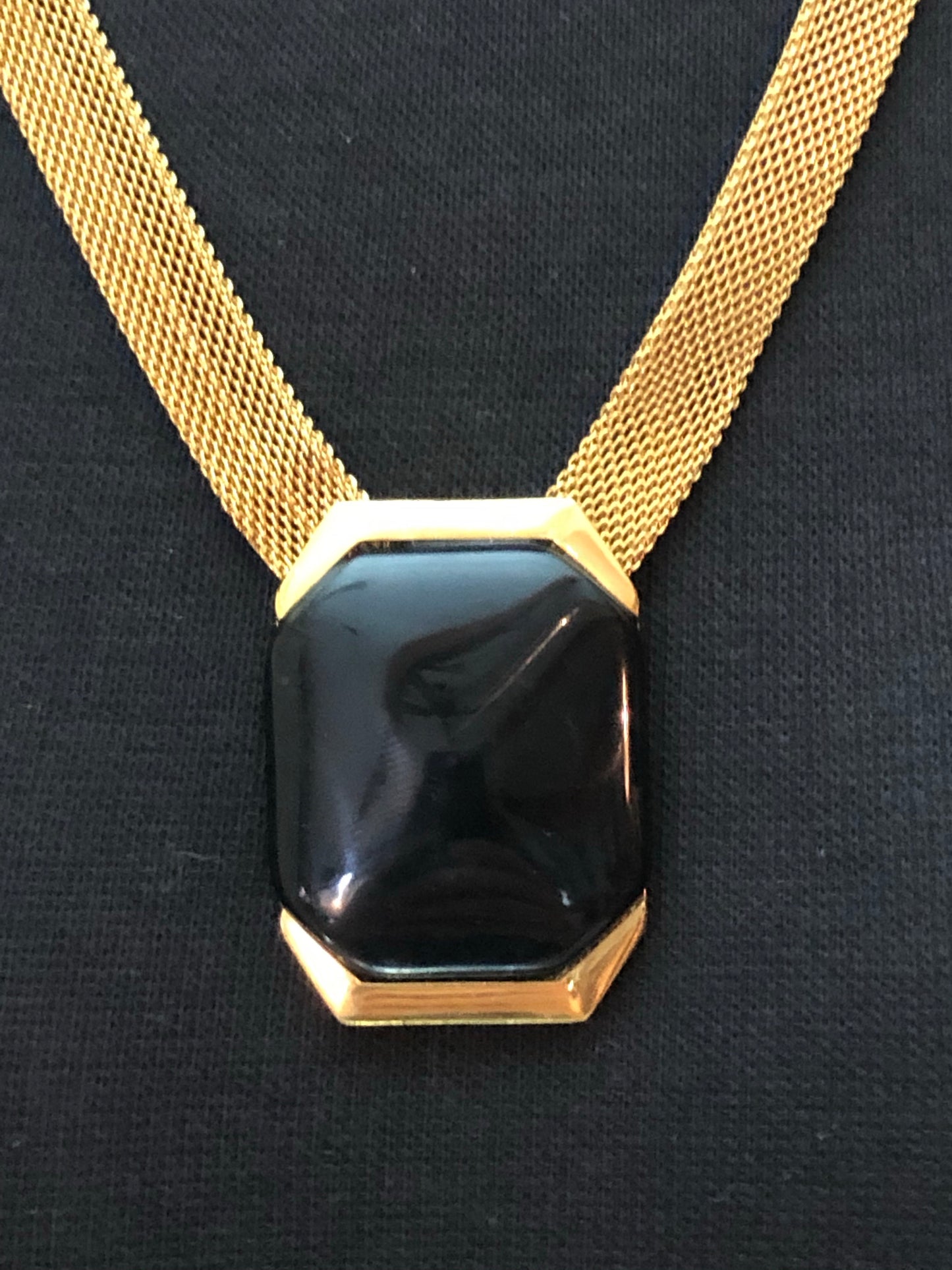 Signed TRIFARI tm Vintage Gold Tone Mesh Chain Onyx Black Retro Necklace