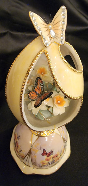 Ardleigh Elliott "Daffodil Fields" by Lena Liu Heirloom Porcelain Musical Egg