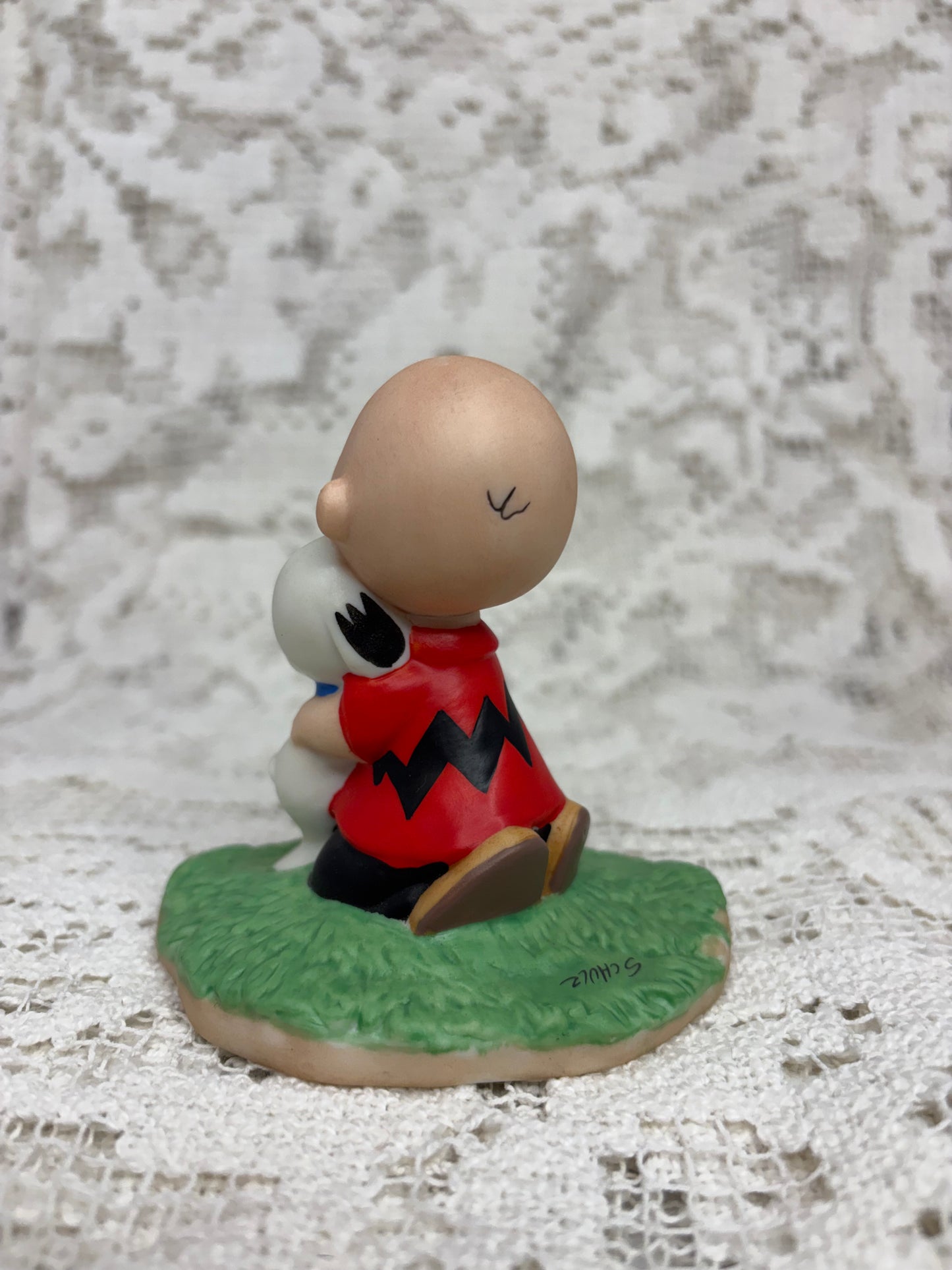 Hallmark Keepsake Collection Peanuts Gallery “Hugs” Figurine Snoopy & Charlie