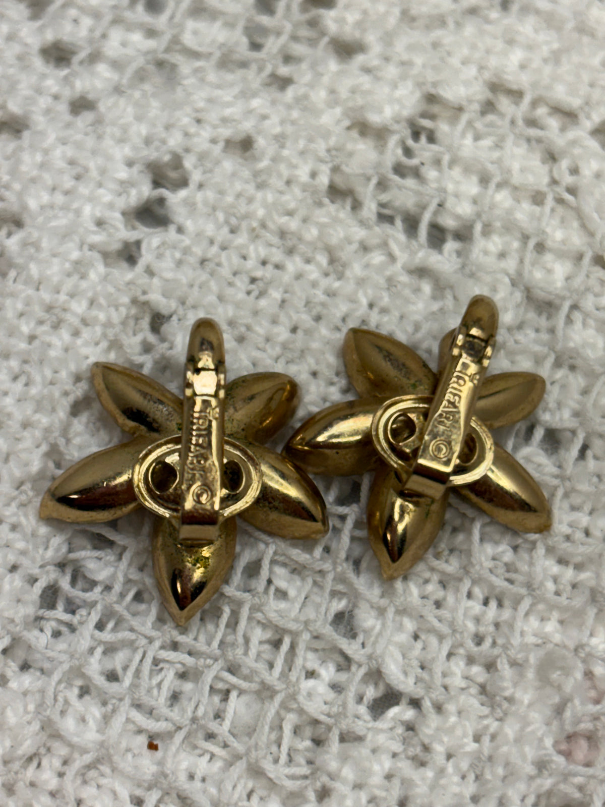 Crown Trifari Gold toned flower Brooch & Clip on Earrings set