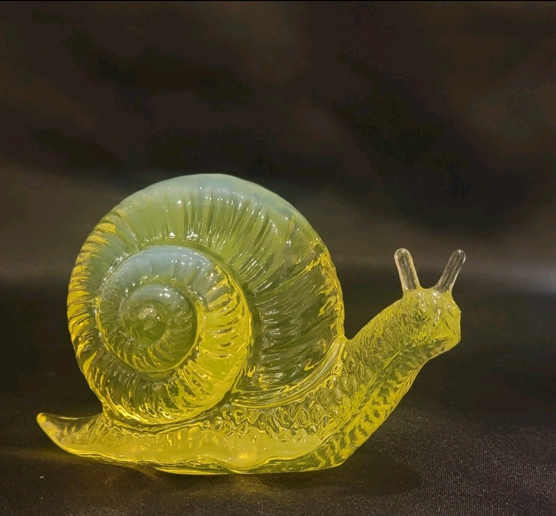 Vintage Glows Fenton Uranium  Vaseline Glass Snail Figurine