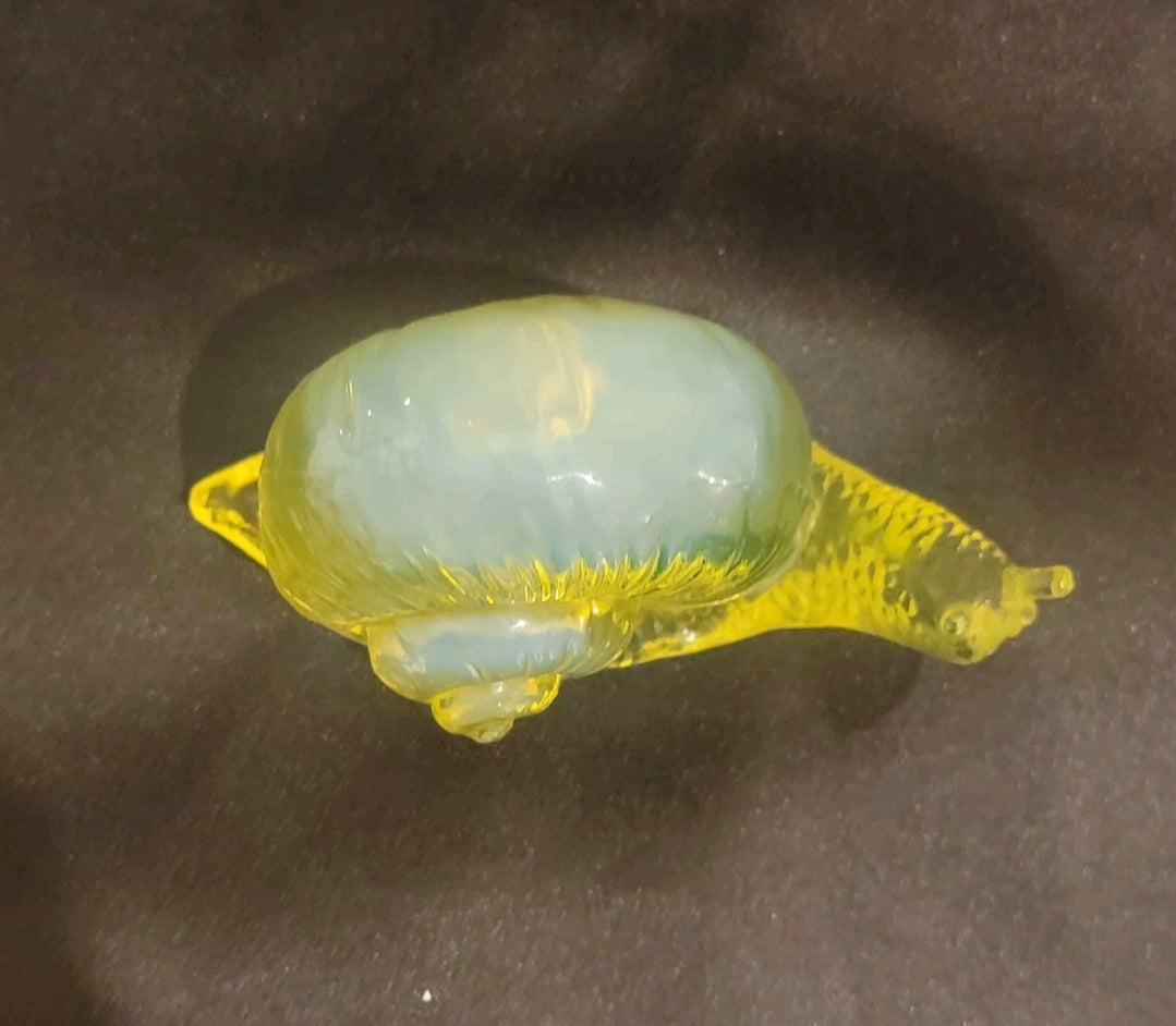 Vintage Glows Fenton Uranium  Vaseline Glass Snail Figurine