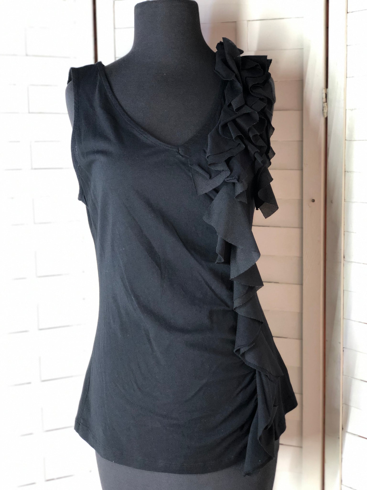 Elle Black Ruffle Front Sleeveless Dress Tank Shirt Size M